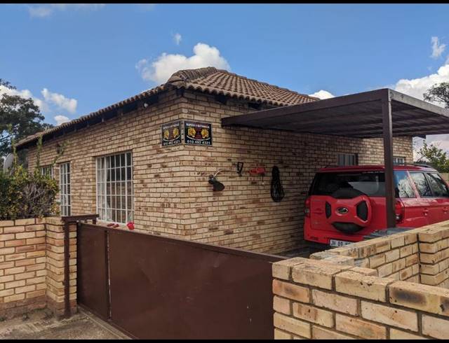 2 BEDROOM TOWNHOUSE FOR SALE IN ROBIN PARK